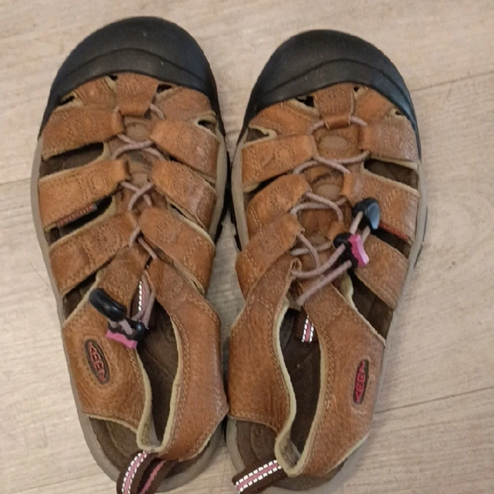 KEEN Brown and Black Women's Sandals - Picture 1 of 3